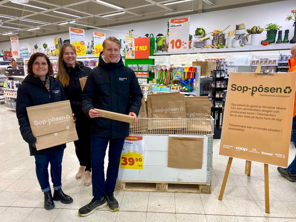 Representanter från Karlstads Energi lanserar den nya soppåsen på Stora Coop Välsviken i Karlstad
