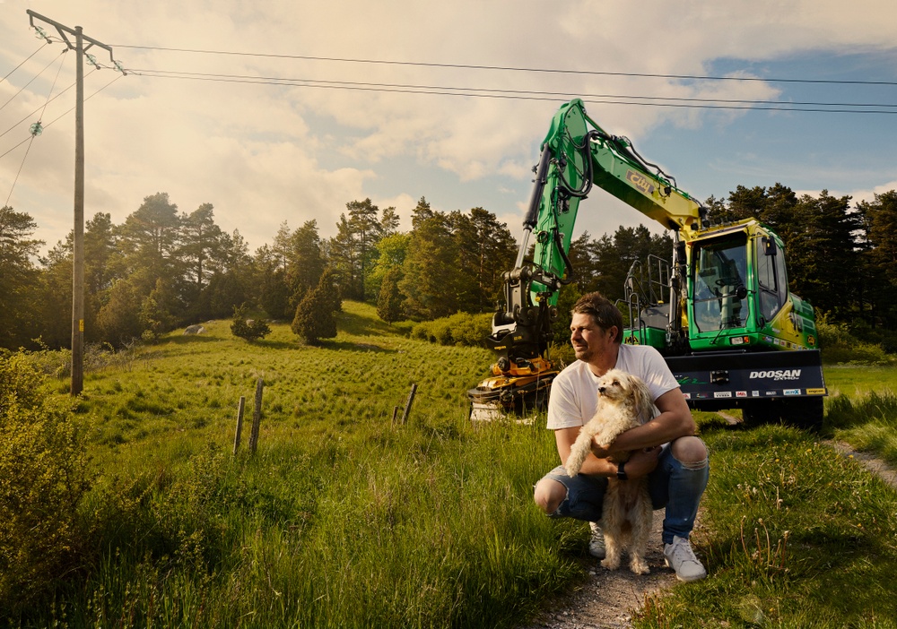 Micke Alm har inte bara en av Sveriges snyggaste entreprenadmaskiner. Han har också en bästa vän, i hunden "Pufflan". Nu blir duon konstverk på auktion. 