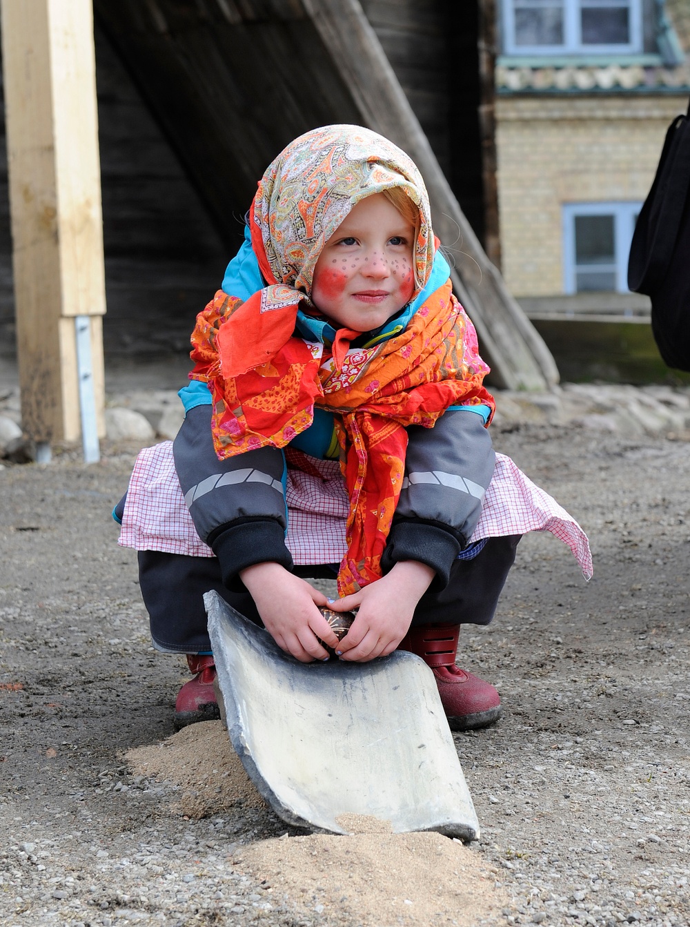 Påskkärring deltar i utomhuslekarna. Foto: Viveca Ohlsson/Kulturen