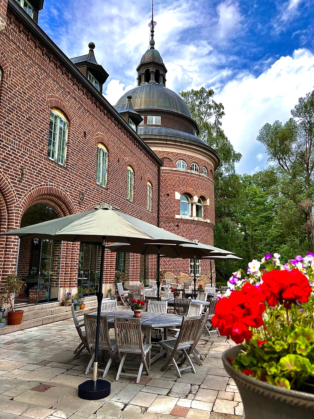 Engsholm_Slott_sommar_hotell_restaurang_terrass_mot_havet_morko