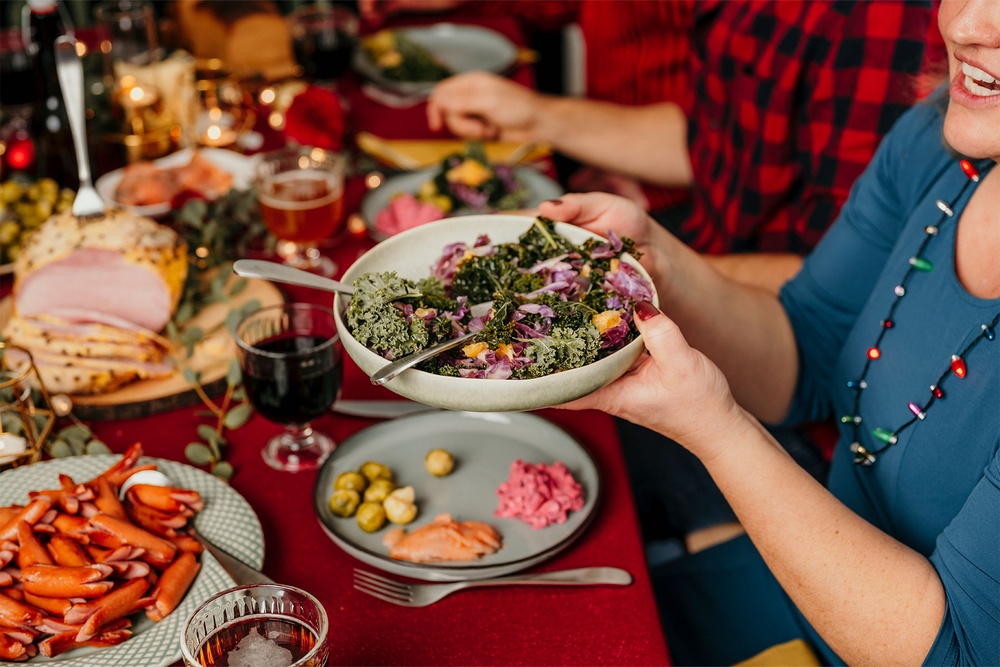 Uppdukat julbord med gäster