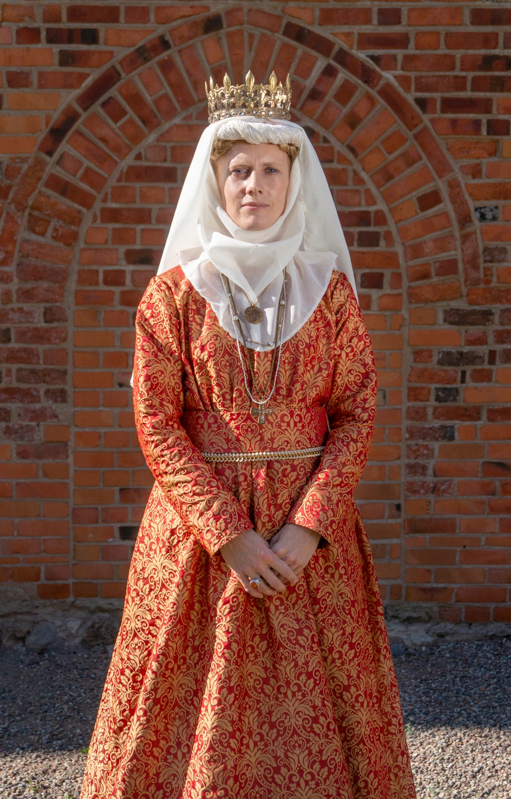 Linn Carlehed, museipedagog och guide på Sancta Birgitta Klostermuseum, som drottning Margareta.
