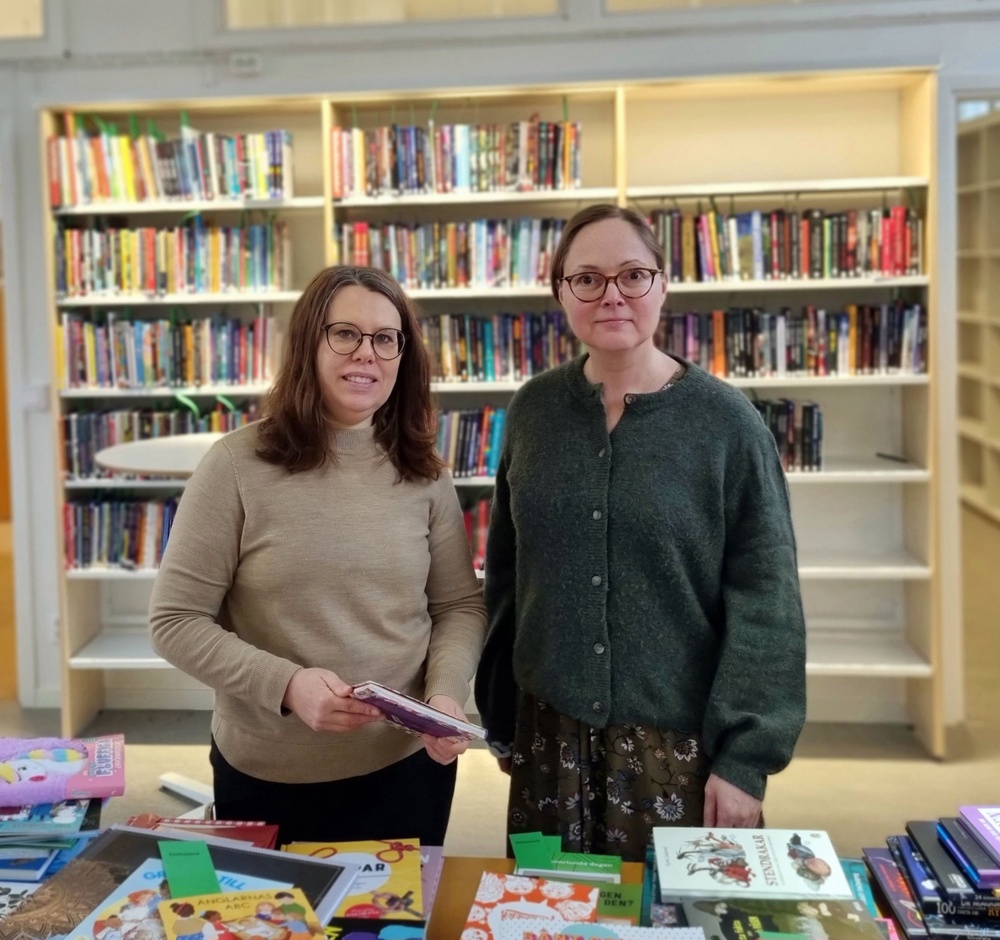 Kajsa Bäckius och Sara Lafolie, bibliotekarier på Svenska barnboksinstitutet