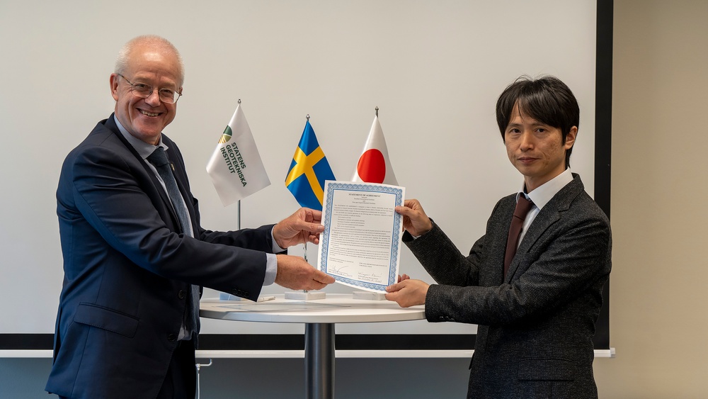 Johan Anderberg, gd SGI, förnyar avtalet, tillsammans med Dr. Hidenori Takahashi, PARI.