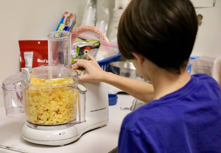 Students make snacks at mini camp