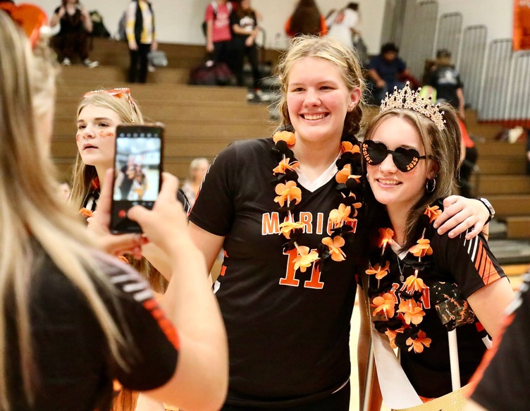 Students pose with the Homecoming Queen