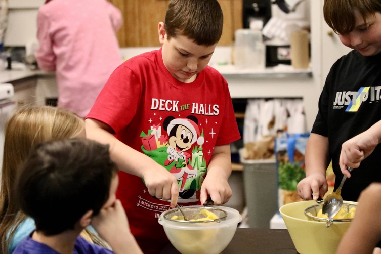 Students make snacks at mini camp