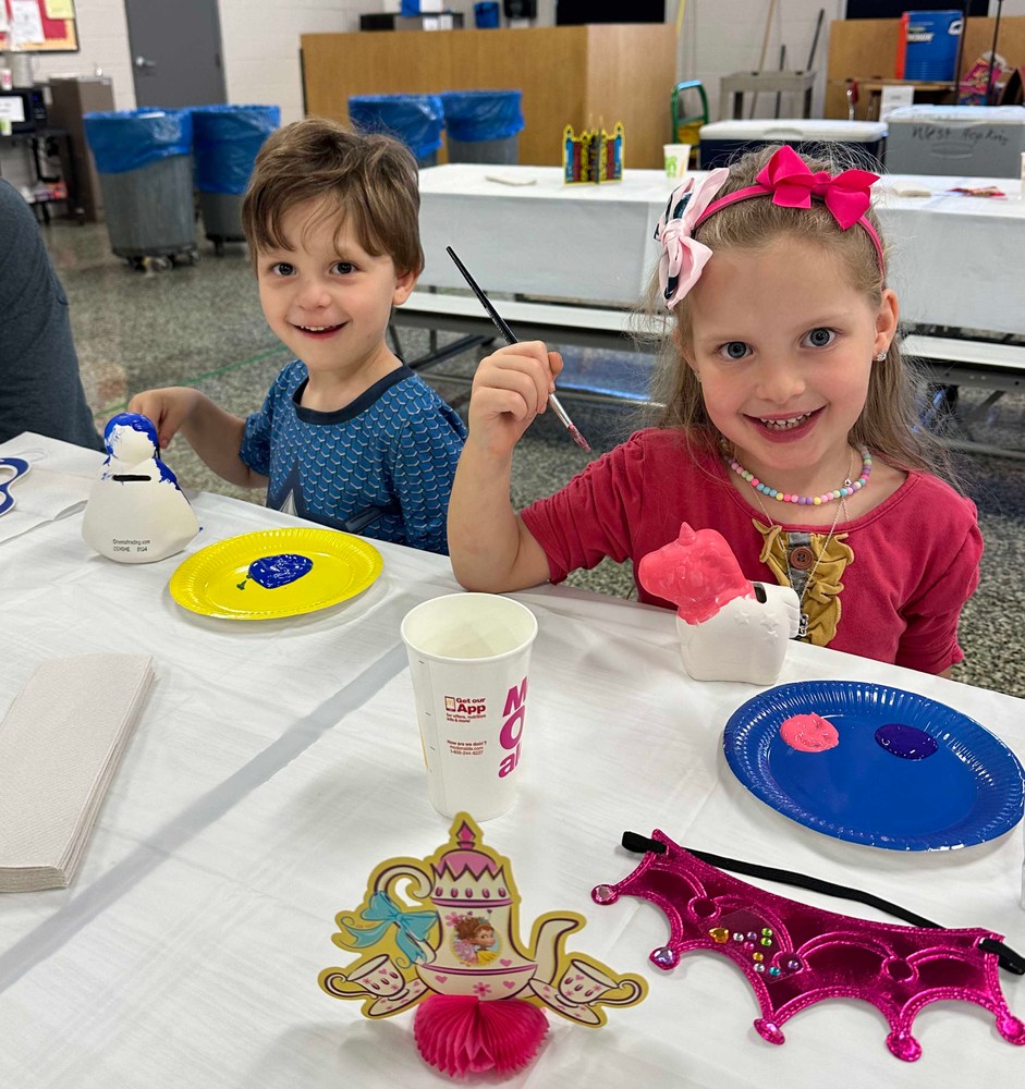 2 children painting