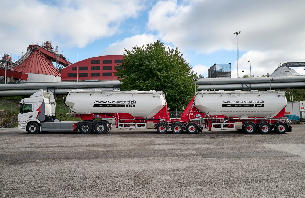 Ellastbilen, som är en av den första i sitt slag, klarar av att transportera upp till 64 ton och är ett samarbete mellan lastbilstillverkaren Scania, transport- och maskintjänstföretaget Foria och miljöföretaget Ragn-Sells.
