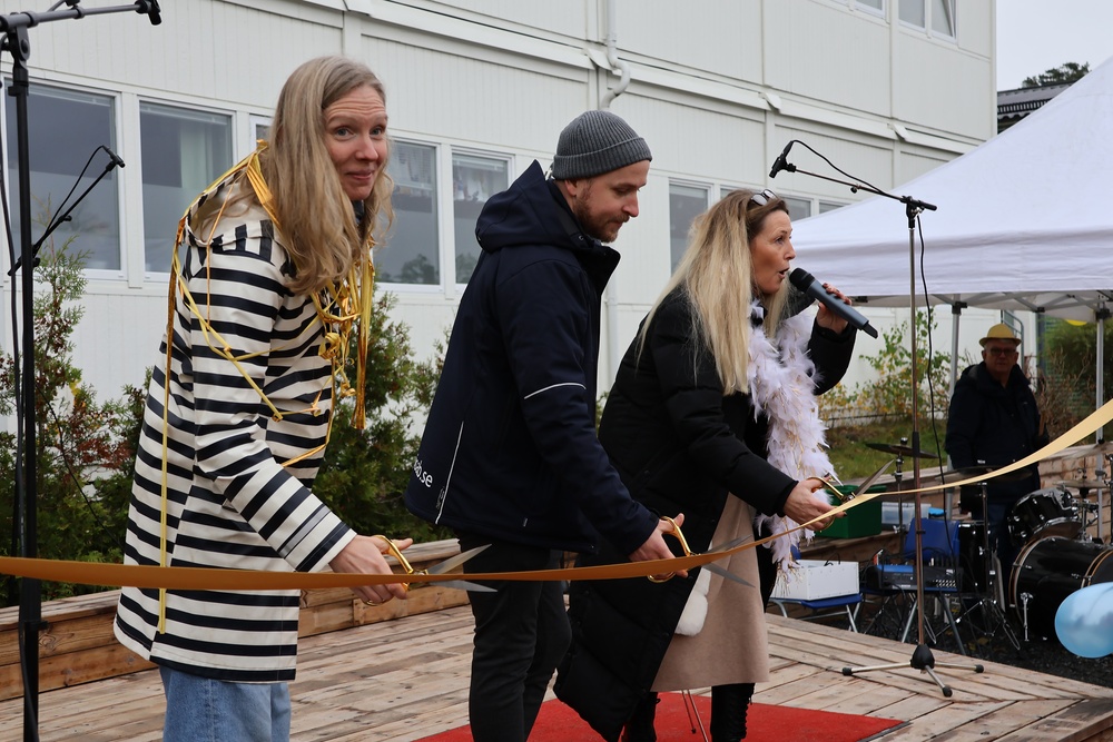 Trio som inviger Lekotopen: Emma Simonsson, förälder och medgrundare till Lekotopen, Anders Brändström, Fastighetsförvaltare SISAB och Åsa Selin Fiberg, Rektor på Sandåkraskolan.