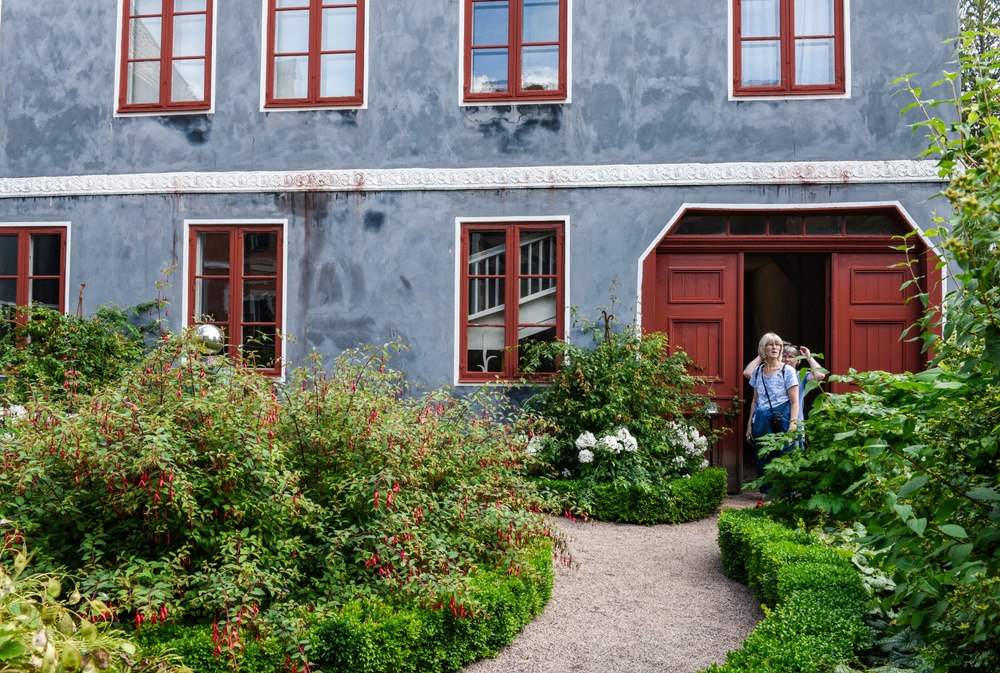 Thomanderska huset en sommardag, sett från trädgården. Foto: Viveca Ohlsson/Kulturen