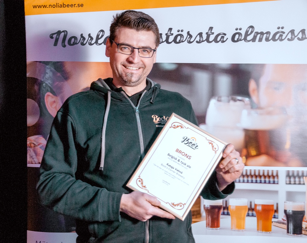 Kataja Vehnä från Bock’s Corner Brewery tog brons i kategorin belgisk och tysk ale under Nolia Beers öltävling. Alexander Maier tog emot diplomet.