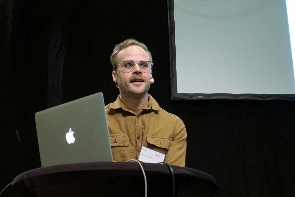 Årets föreläsningsprogram lockade storpublik till scenen. Anton Sundin var en av de föreläsare som lockade mest publik under årets Nolia Trädgård.