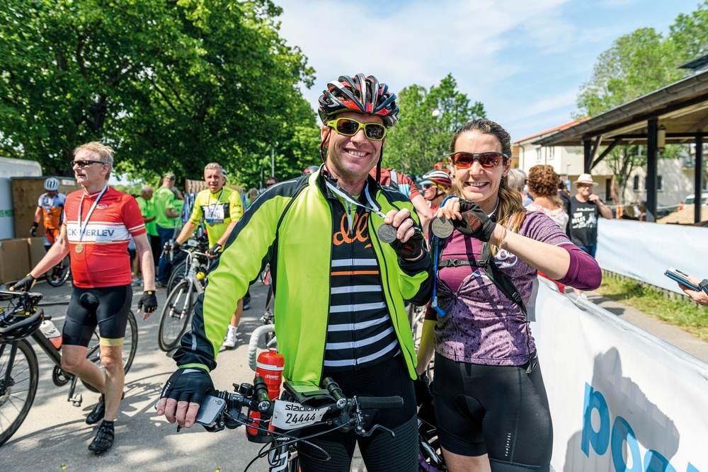 Prinsessan Tessy var trött men lycklig när hon gick i mål efter 30 mil på cykelsadeln, tillsammans med cykelkompisen Frank Floessel. Foto: Petter Blomberg.