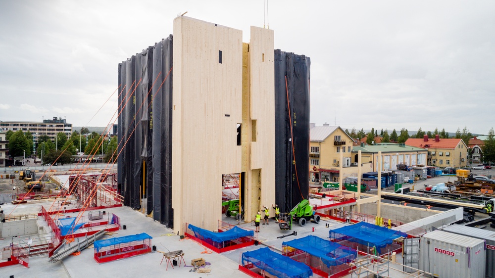 Skellefteås kulturhus kommer att bli cirka 80 meter högt och byggs i 20 våningar. Den totala volymen som omfattar stommen är cirka 10 000 kubikmeter KL-trä och 2 200 kubikmeter limträ som Martinsons levererar.

Fotograf: Jonas Westling