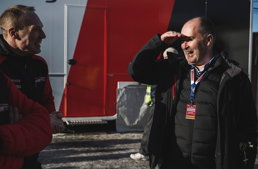 FIA vice president Robert Reid at the Toyota team at Umeå Service Park. Foto: Rally Sweden/McKlein. 