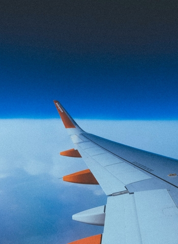 airplane_wing_in_the_air