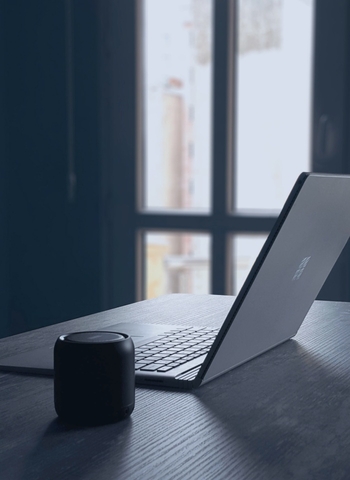 laptop_and_audio_speakers_on_the_table