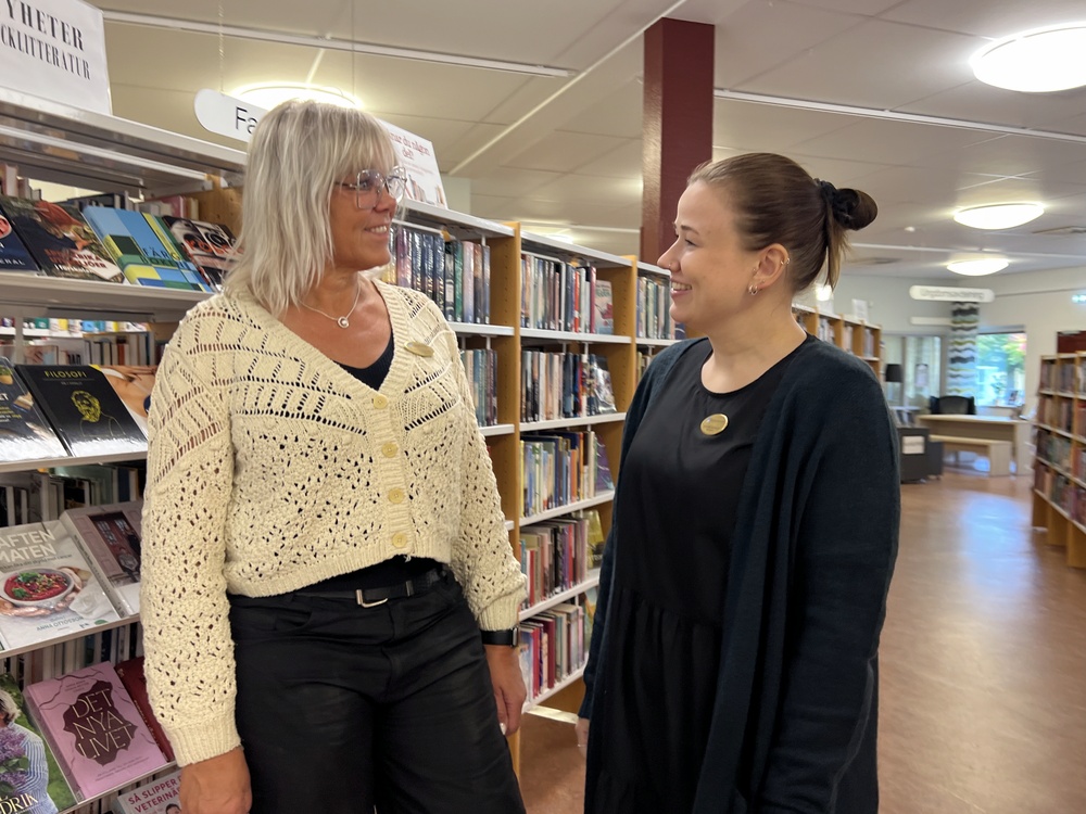 Anette Johansson och Mathilda Björkdahl på biblioteket i Nossebro.