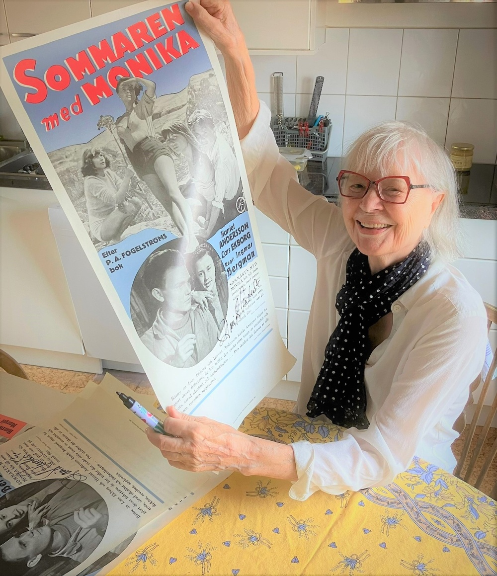 Sjuttioårsjubilerande Sommaren med Monika spelar en central roll på Bergmanveckan i år. Harriet Andersson signerar affischer som man kan vinna på Bergmanquizet. Foto: Jan Göransson.