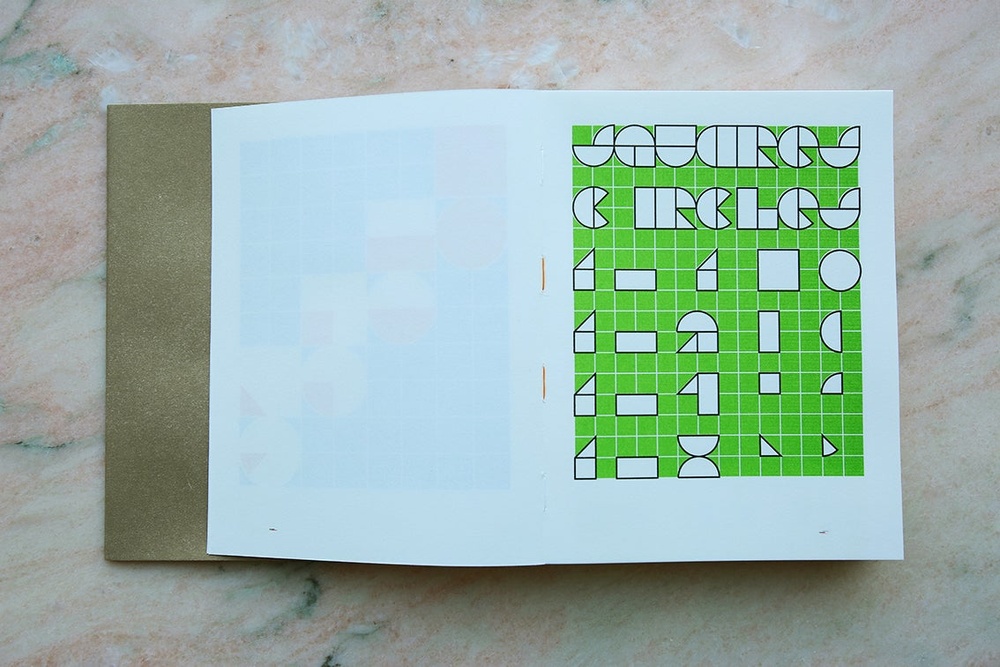 Boken "Within the grid and beyond the pattern" av nederländske formgivaren Sigrid Calon, tryckt med hjälp av risografen. Foto: Sigrid Calon