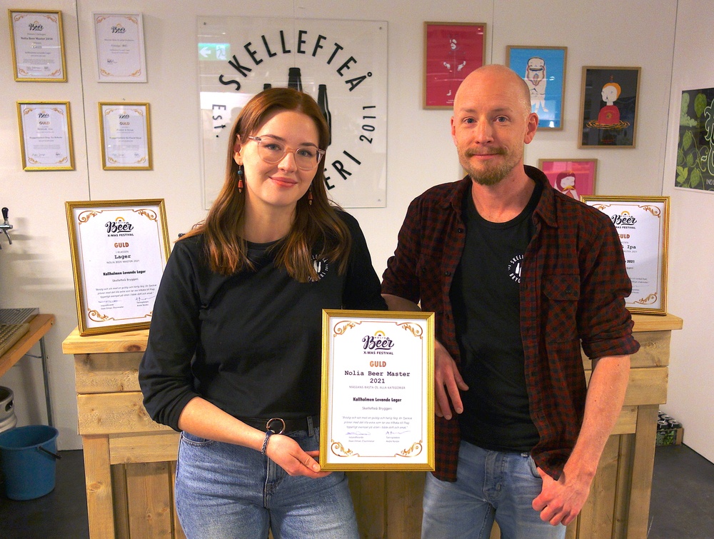 Lina Näsström och Joel Lundmark på Skellefteå bryggeri.