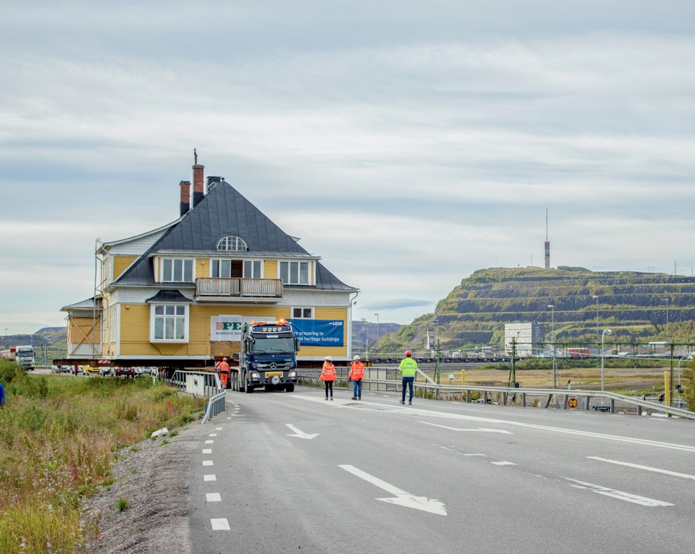 Cred: Jessica Nildén, The pic was taken on 2017-08-31 when the house was moved.
Building: Ingenjörsvillan. 
Info: Ingenjörsvillan is LKAB’s 39th building in order and was completed in year 1900.
