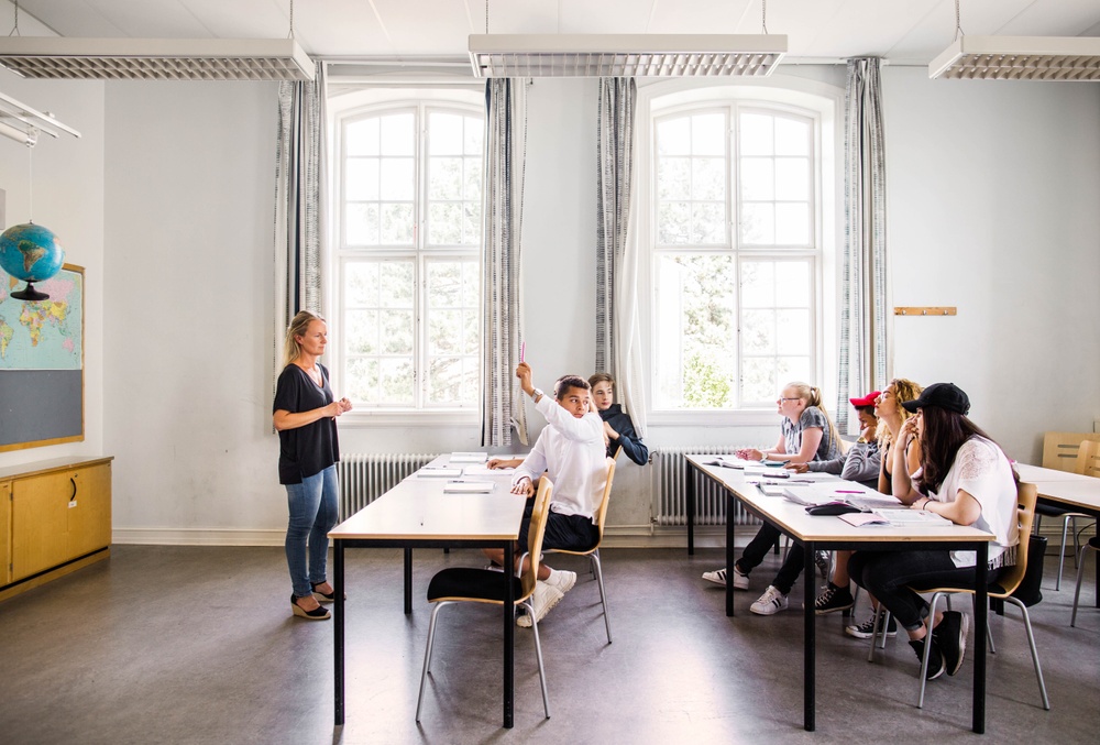 Lärare och elever i klassrum