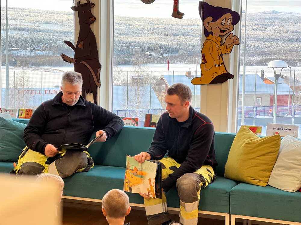 Kåre Bolin och Andreas Lindén läser boken "Amanda undrar över el" för förskoleklasselever i Funäsdalen