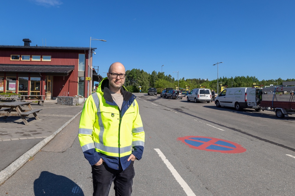 Man står vid Falu Återvinningscentral.