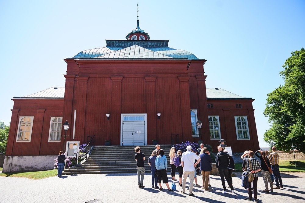 Amiralitetskyrkan i Karlskrona med den välkända fattigbössan Rosenbom utanför.