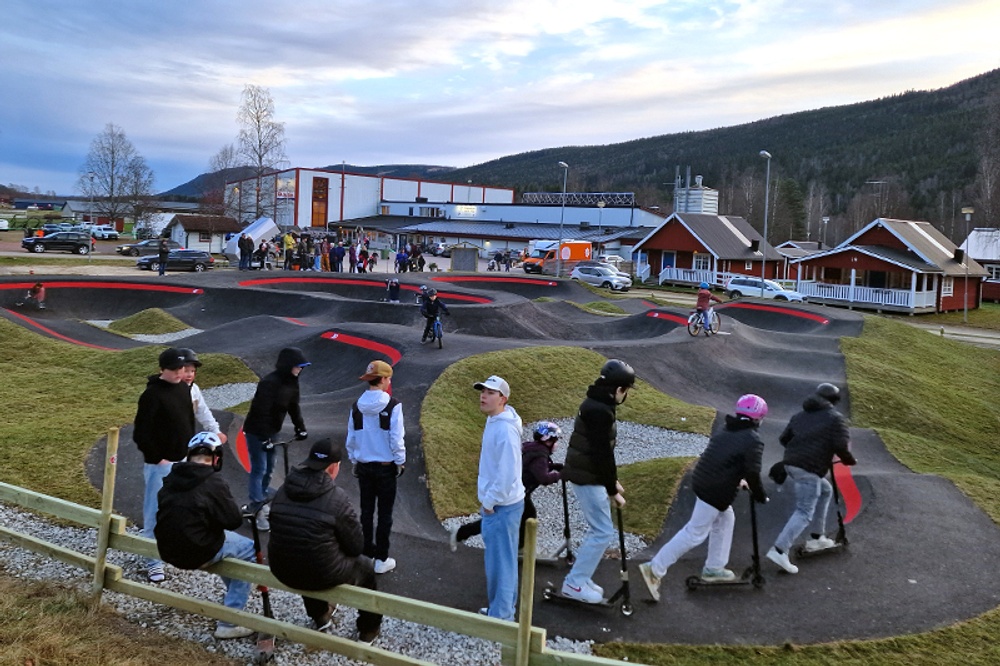 Ett gäng glada och förväntasfulla barn och ungdomar vid Sysslebäck Pumptrack på lördagseftermiddan. Allesammans var överens om att det här kommer att bli ett perfektställe att ses och ha kul vid. De är glada att de nu har en ny och rolig fritidsaktivitet i Sysslebäck.