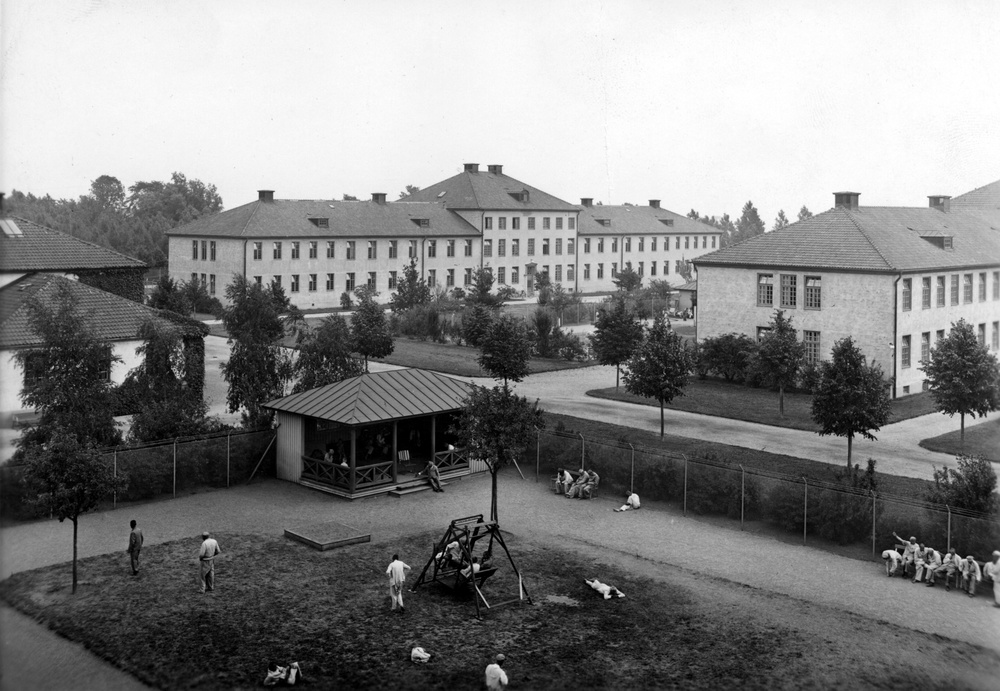Rastgård vid manlig paviljong på Vipeholms sjukhus. 1940-tal. Foto ur Region Skånes medicinhistoriska samling. 