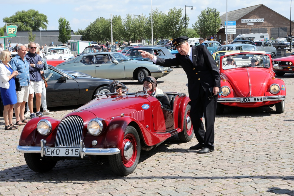 Kalmar Ölands Fordonshistoriker inledde årets hamnträffar i Färjestaden genom att fira Motorhistoriska dagen.