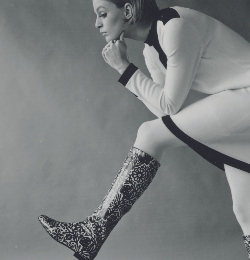 Foto: Claës Lewenhaupt.
Stövlarna i vitt kalvskinn med svart tryck i mönstret Rosen och haren tillverkades speciellt för Katja of Swedens visning i Paris 1966. Här med Katinka-klänningen från höstkollektionen 1966. 