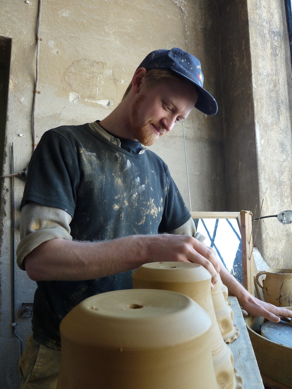 Alexander Krohn (krohnskrukmakeri.se) drejar keramik i lergods till vilken han hämtar inspiration från traditionellt lergods. Han är en av flera inbjudna gäster som kommer att visa sitt hantverk under Östarpsdagen. Foto: @ Krohns krukmakeri