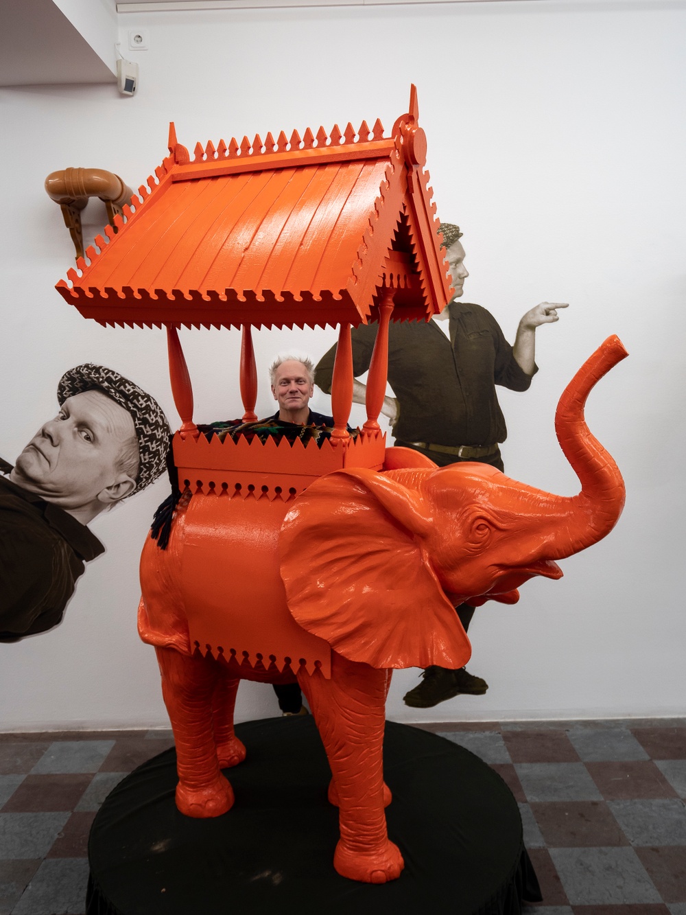 Konstnären Peter Johansson med "Elefanten i rummet" i samband med utställningen Souvenir på Wetterling Gallery i Stockholm.