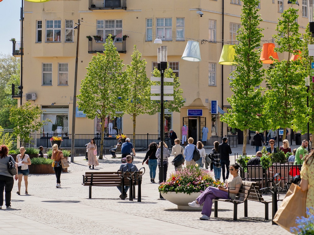 Folkliv i Södertäljes stadskärna en solig sommardag.