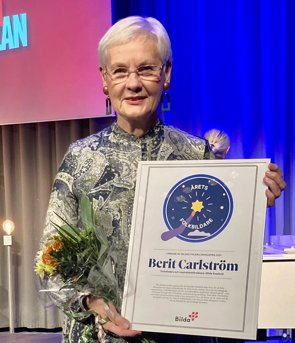 Berit Carlsröm, på Dagengalan, med diplom som visar att hon är vinnare av Bildas folkbildningspris 2021