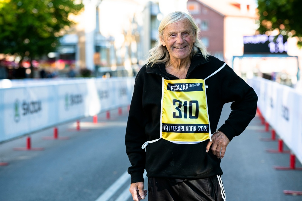 Stig Johansson är den ende som har cyklat samtliga Vätternrundor sedan starten 1966. På fredagskvällen gav han sig ut på sin 56:e runda.