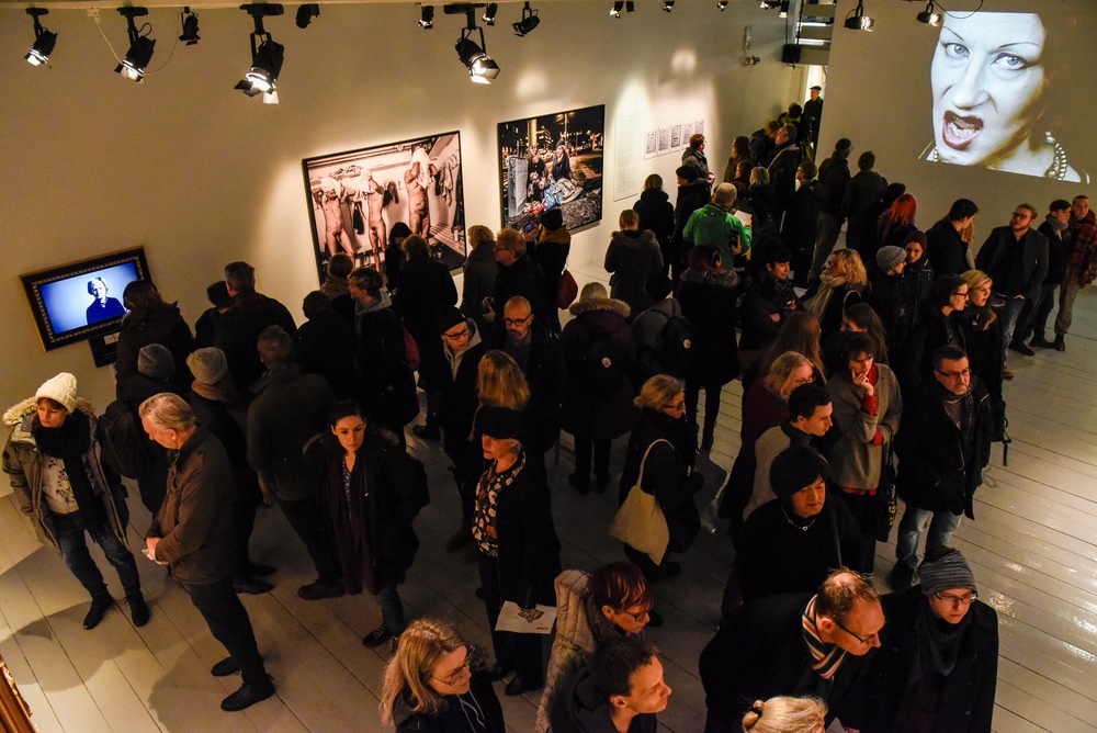 Besökare i utställningen id:TRANS på Kulturen i Lund 2019. Foto: Viveca Ohlsson, Kulturen