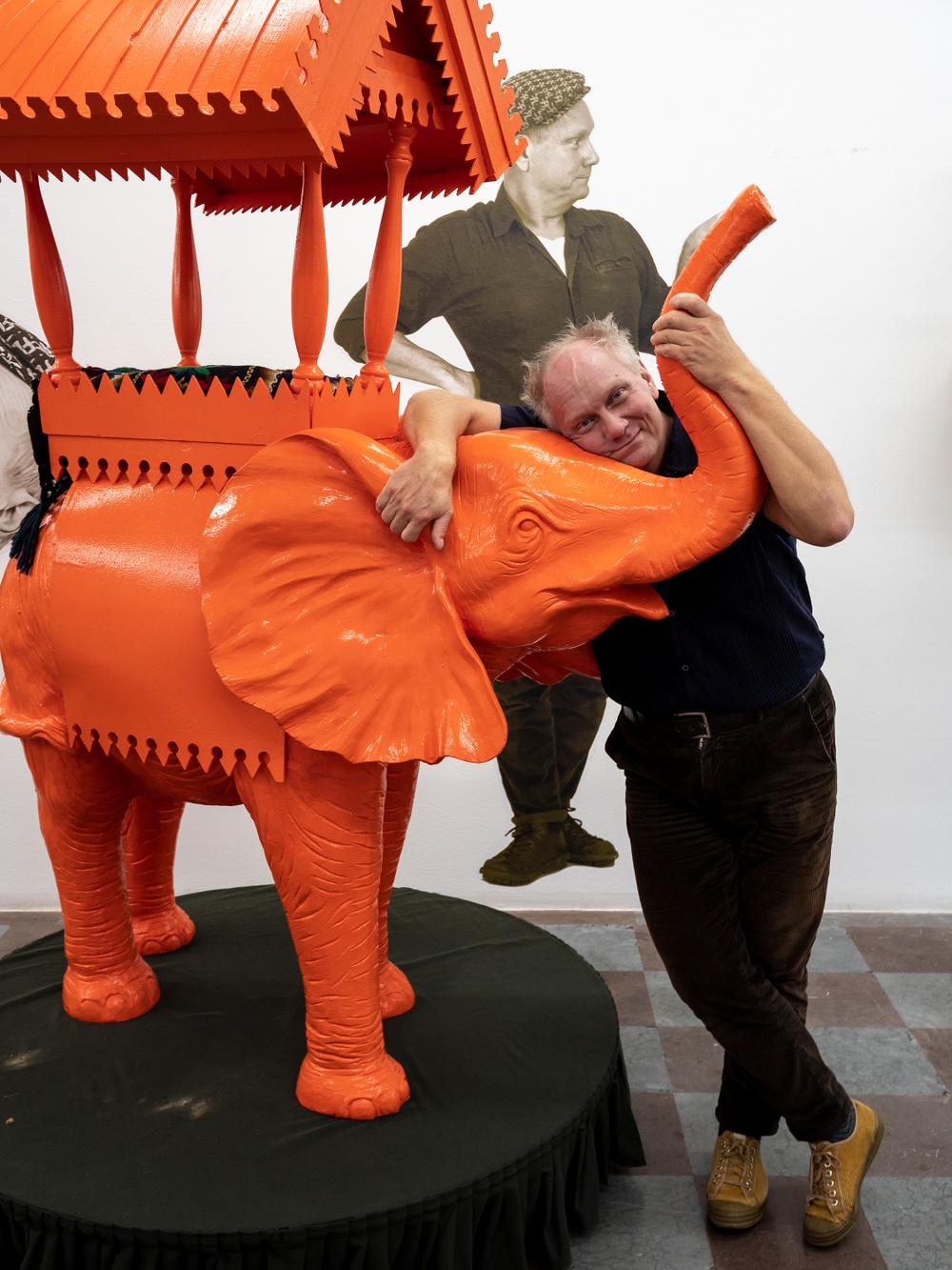 Konstnären Peter Johansson med "Elefanten i rummet" i samband med utställningen Souvenir på Wetterling Gallery i Stockholm.