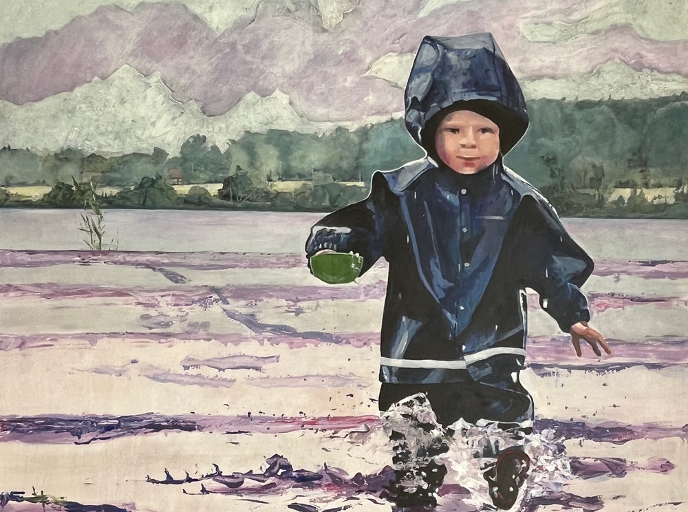 Målning av ett barn i regnkläder som går i vatten.