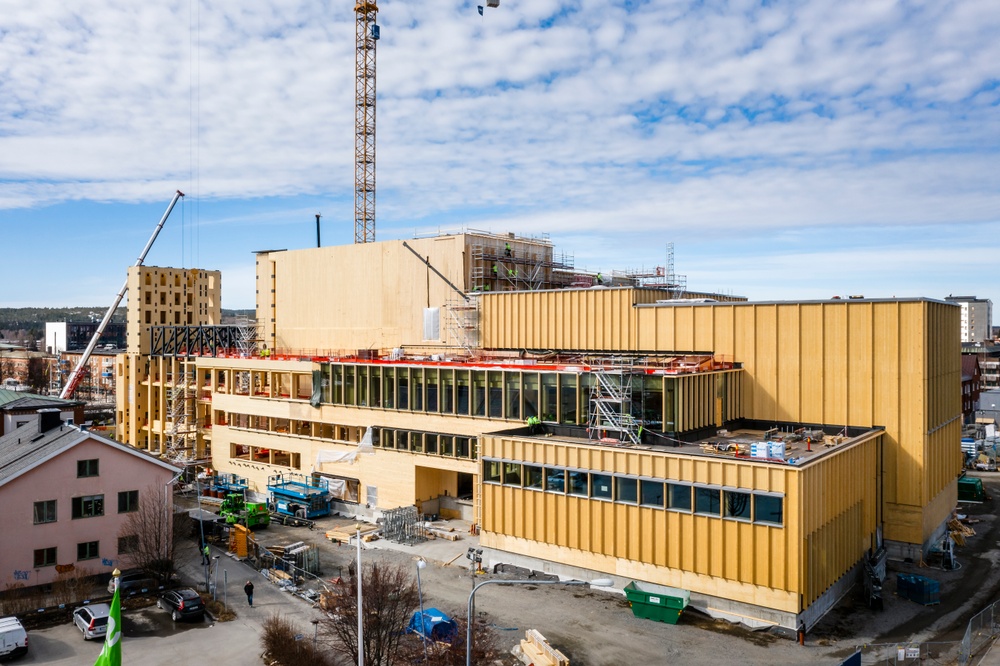 Skellefteås kulturhus kommer att bli cirka 80 meter högt och byggs i 20 våningar. Den totala volymen som omfattar stommen är cirka 10 000 kubikmeter KL-trä och 2 200 kubikmeter limträ som Martinsons levererar.

Fotograf: Jonas Westling