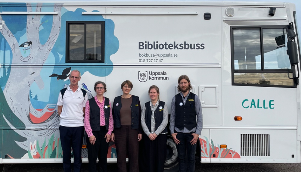 På bilden: Pontus Schenning, chaufför; Wilda Johansson, Verksamhetsledare, Uppsökande verksamheten, Bibliotek Uppsala; Camilla Käck, Bibliotekarie, Uppsökande verksamheten, Bibliotek Uppsala; Maria Kungsman, Enhetschef, Norra enheten, Bibliotek Uppsala; Albin Grenholm, Bibliotekarie, Uppsökande verksamheten, Bibliotek Uppsala