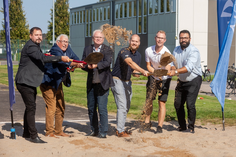 Gustaf Edvinsson (S) 2:e vice ordförande kommunstyrelsen, Bertil Jonsson (M) ordförande i kommunstyelsen, Pär Johnson (L) 1:a vice ordförande i kommunstyrelsen, Johan Sveder, Skanska, byggledare Henrik Gustafsson och rektor Sargon El Khouri.