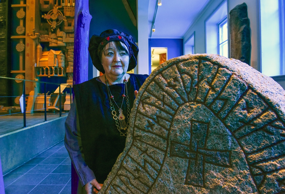 Volontären Agneta Jönsson som spåkvinnan som sänder iväg barnen på uppdrag från "den blå lunden" i utställningen Metropolis. Foto: Viveca Ohlsson, Kulturen