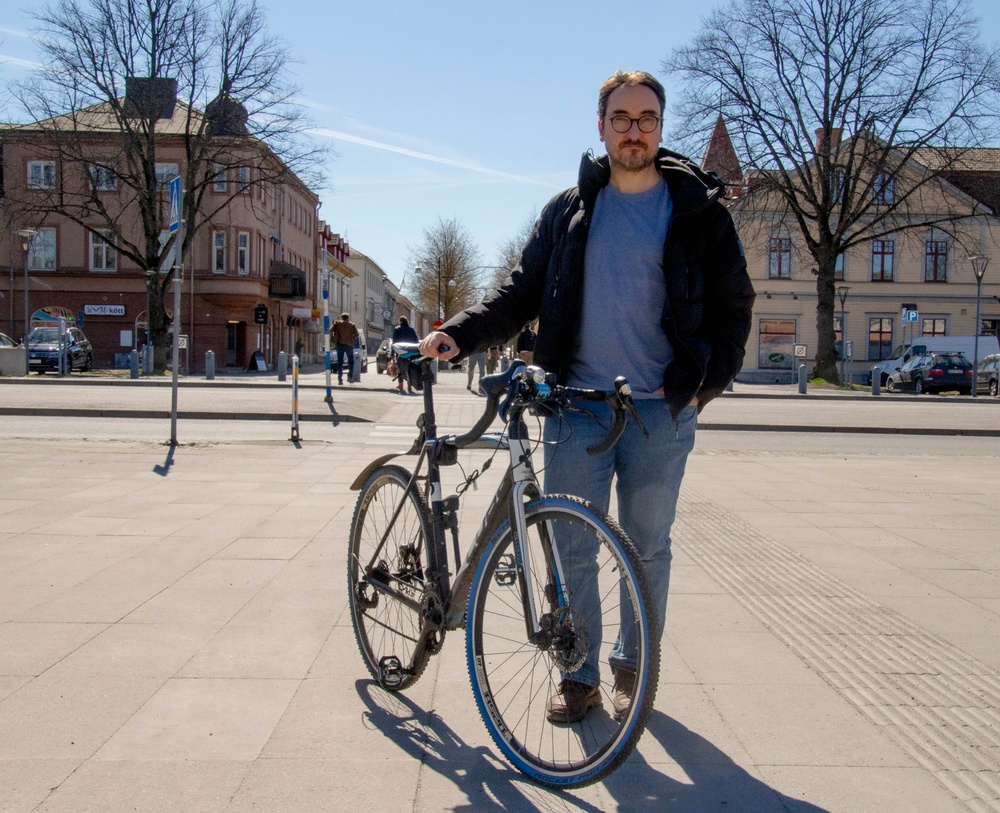 Lokalt gör vi denna satsning i samverkan med företagen i östra och västra hamnen. Det handlar mycket om att uppmuntra och utmana kollegor att testa en ny grej. I samband med att Rörstrandsbron renoveras är det ju också utmärkt att fortsätta med denna vana för minskad belastning i trafiken och på miljön, säger Dennis Tomazic, samhällsplanerare hållbara resor.