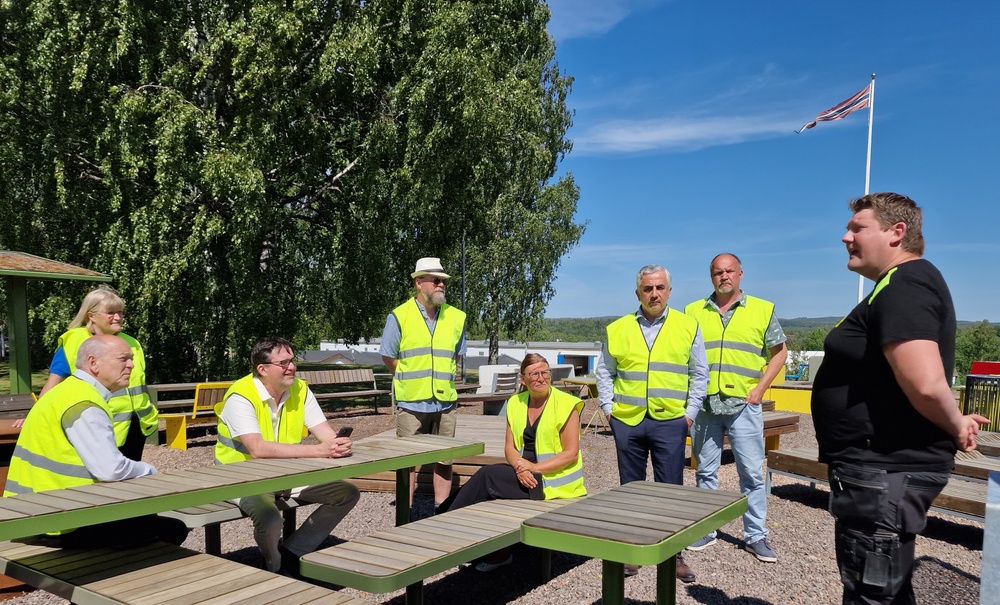 Eftermiddagens möte i Torsby inleddes vid Vestre AB. Från vänster: Thomas Stjerndorff kommundirektör, Eva Larsson näringslivschef,  Mikael Dahlqvist riksdagsledamot, Johan Erlandsson konsult och projektledare, Gunilla Svantorp trafikutskottet, Kadir Kasirga trafikutskottet. Peter Jonsson, kommunstyrelsens ordförande lyssnar på Vestres produktionschef Conny Wieweg som berättar om Vestre AB:s verksamhet och nytta med linjeflyget och Torsby Flygplats.