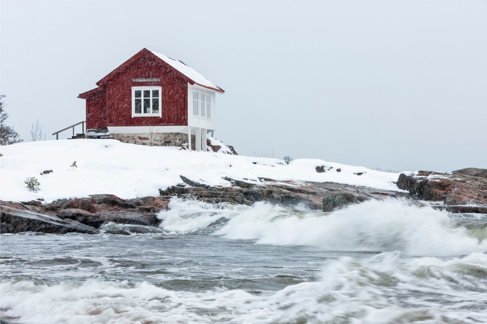 Albert Engströms ateljé på snötäckta klippor i Grisslehamn med stormigt hav i förgrunden.